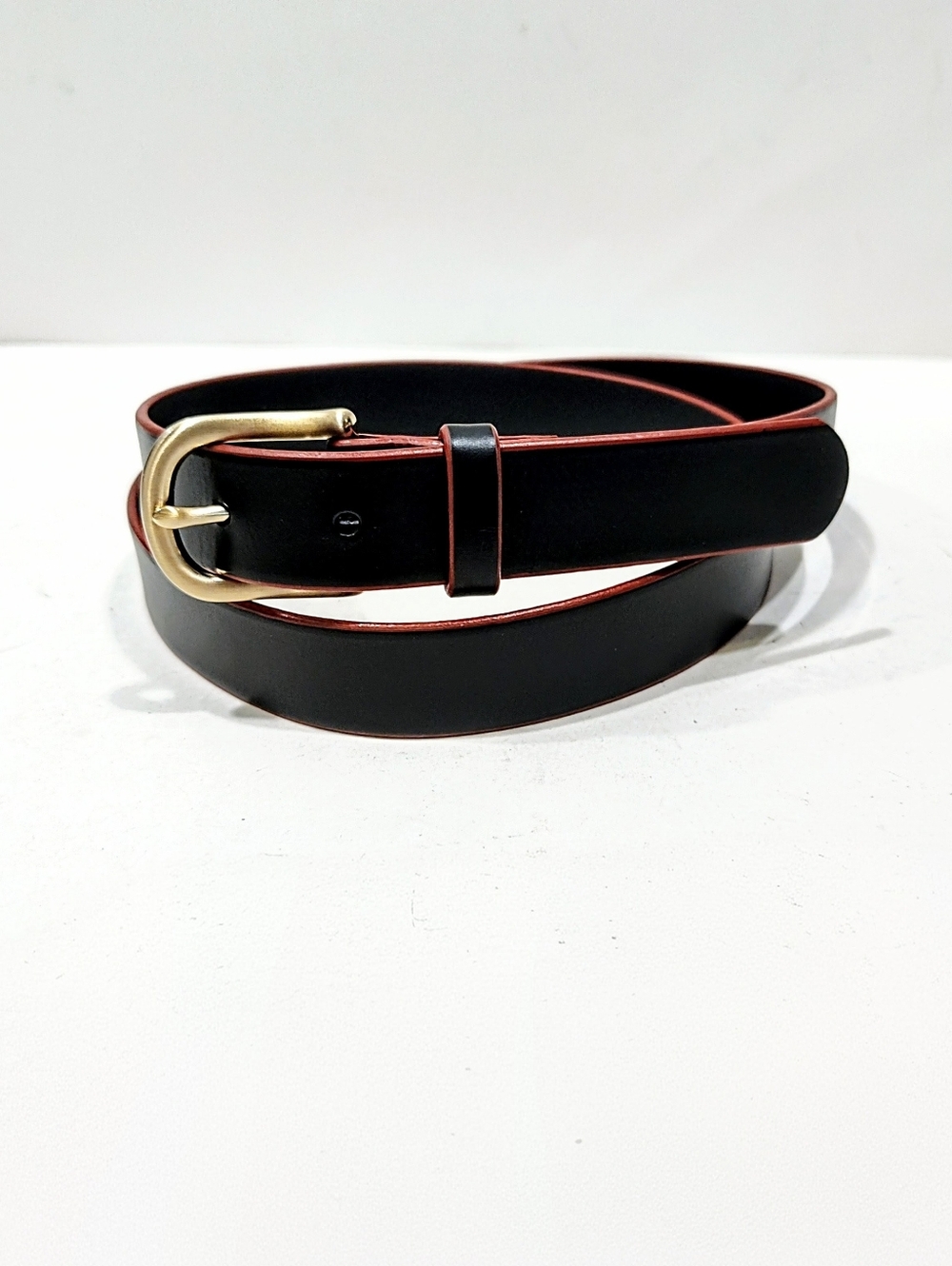 Delta Airlines Black Leather Belt with Red Edge Size M Medium 30½-33 Gold Buckle
